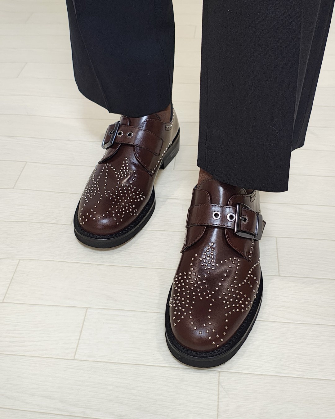 花びらモチーフのスタッズシューズ