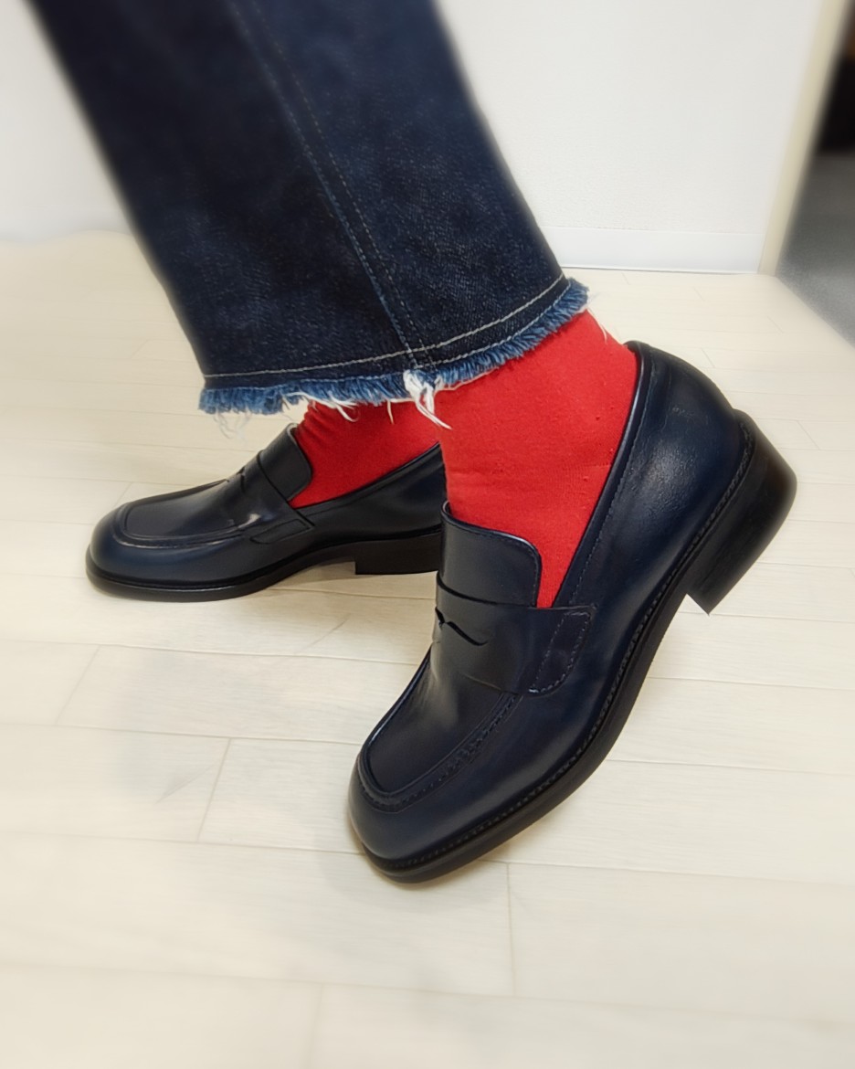 モダンな雰囲気のセミスクエアトゥローファー