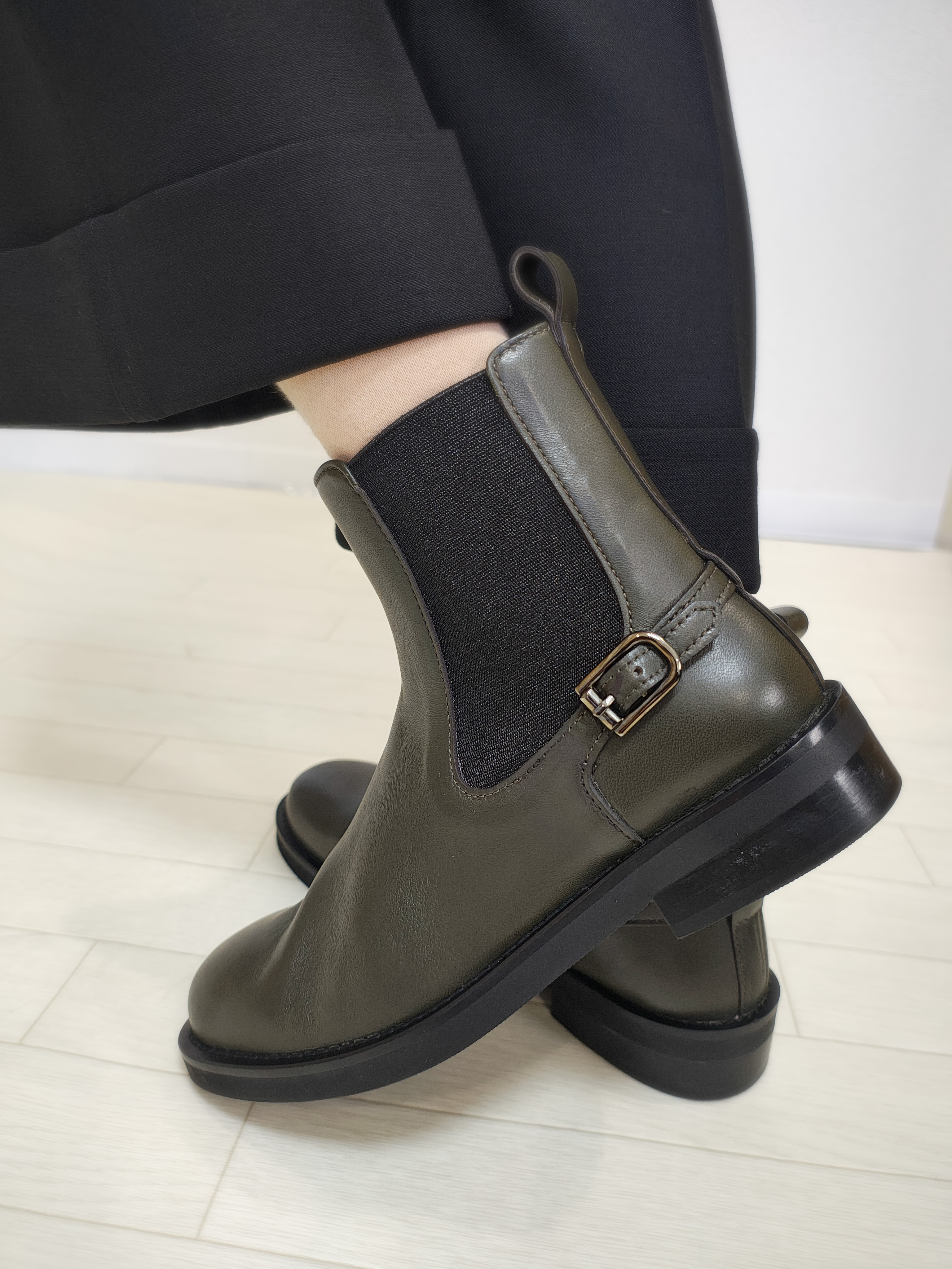 ストラップ付ショートブーツ