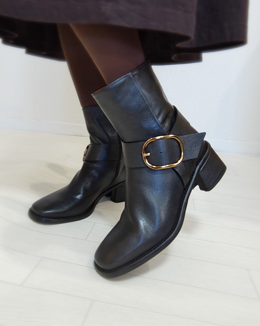 大ぶりなバックルが目を引くショートブーツ