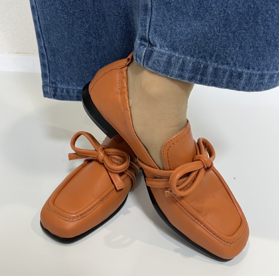 リボンのアクセントが女性らしいスリッポン