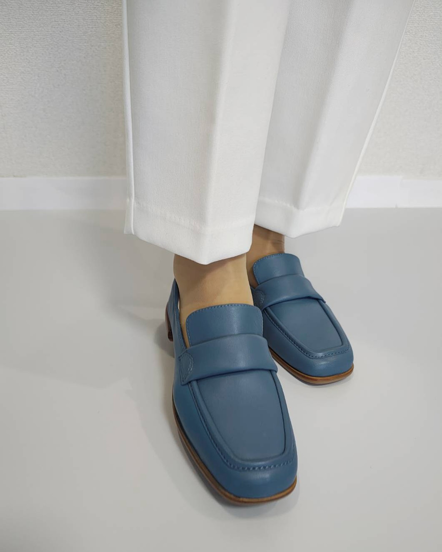 洗練されたセミスクエアトゥのスリッポン