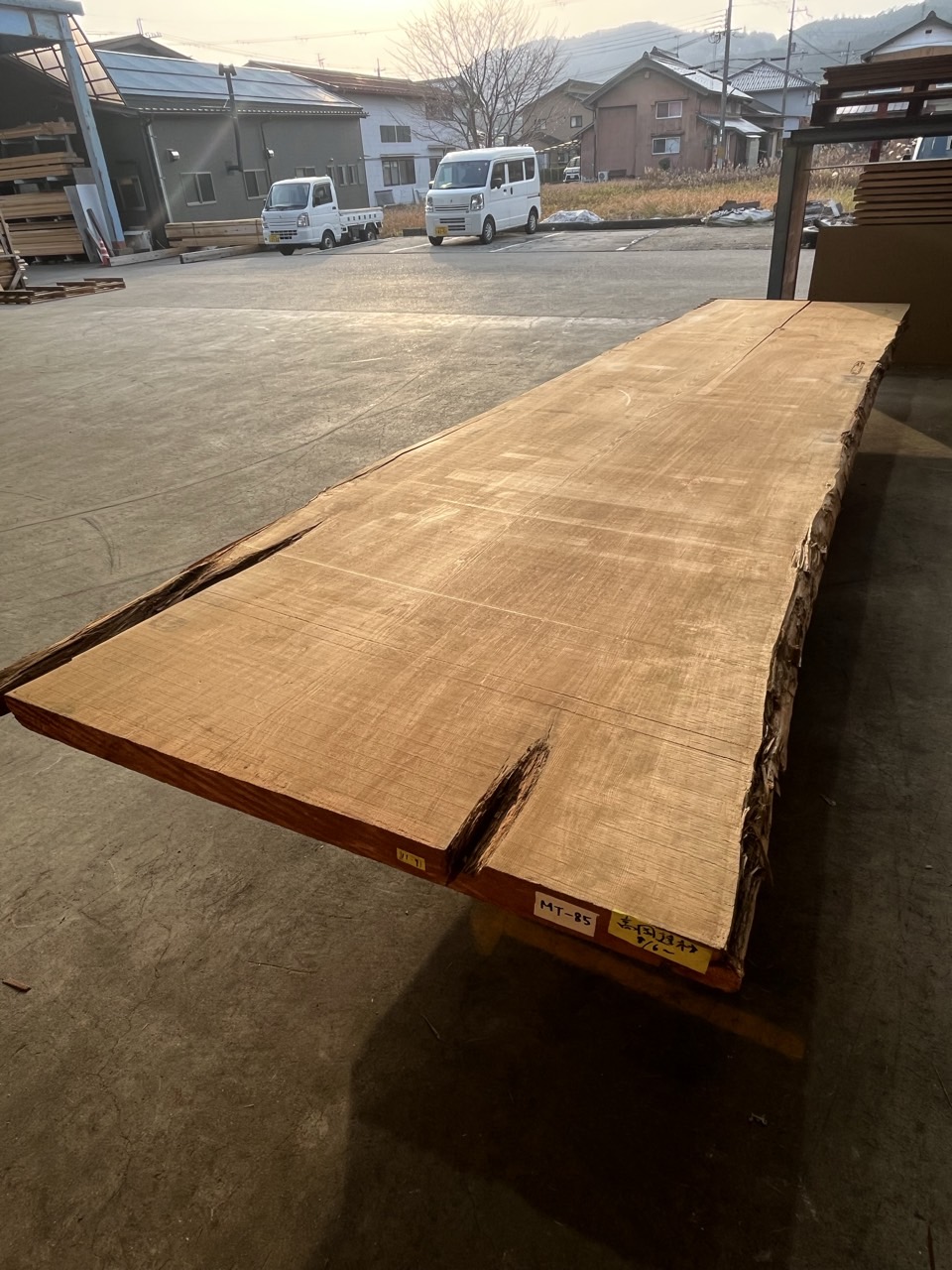 迫力のある一枚板が入荷しております。