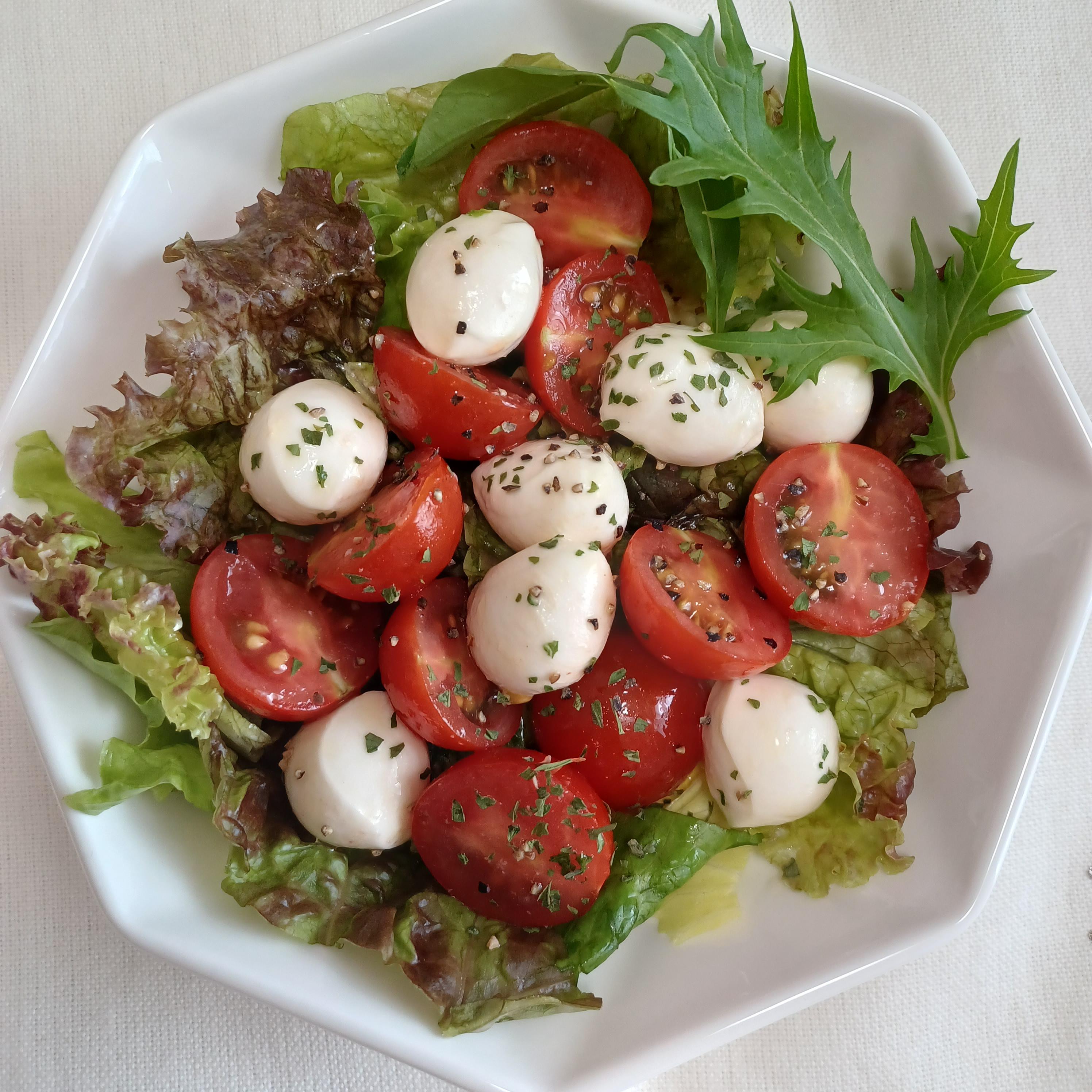 ミニトマトとモッツァレラチーズのサラダを作ってみました❤