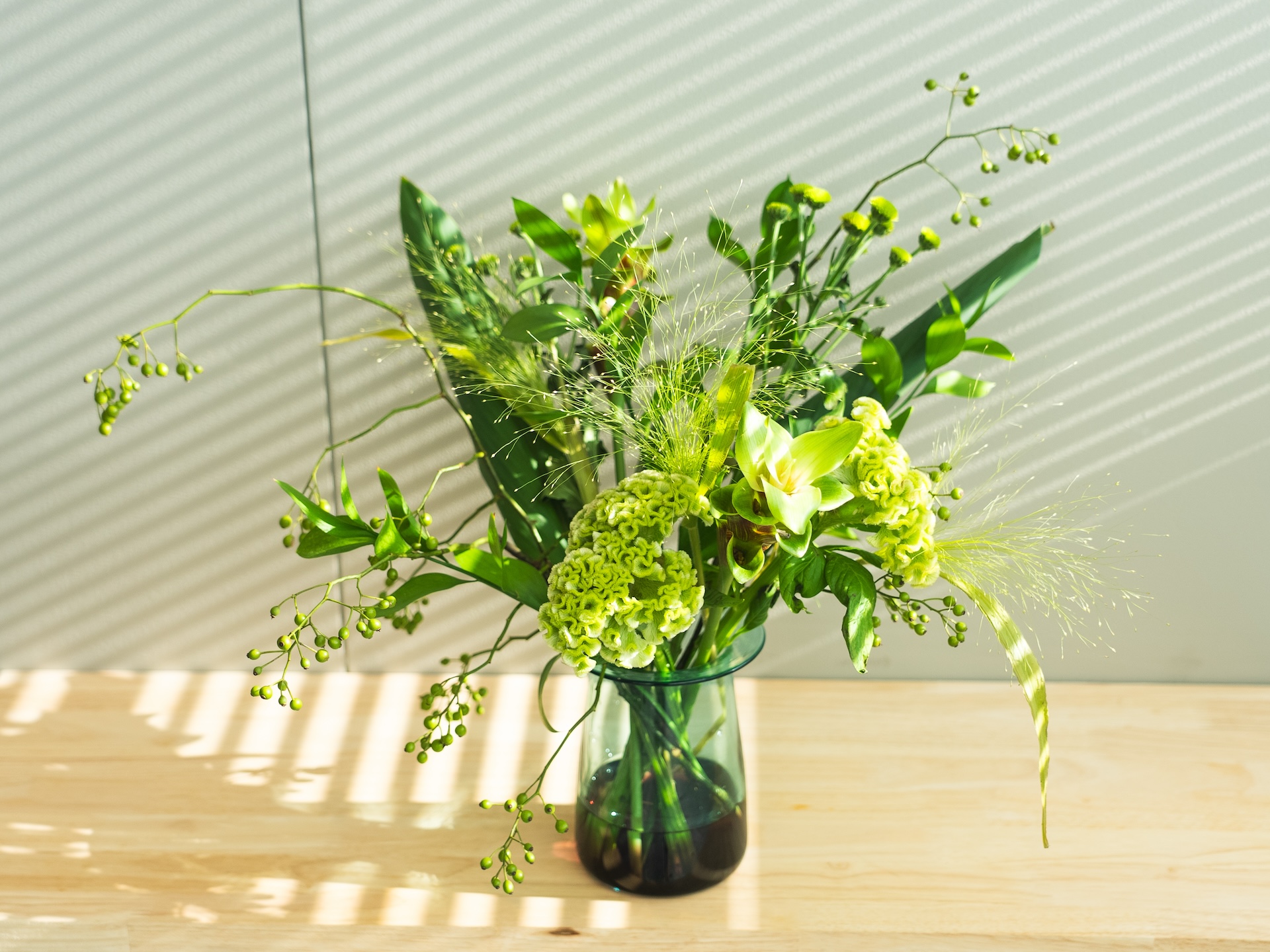 緑の花がある暮らし。-9月お届けのお花の楽しみ方・小分けに飾る-