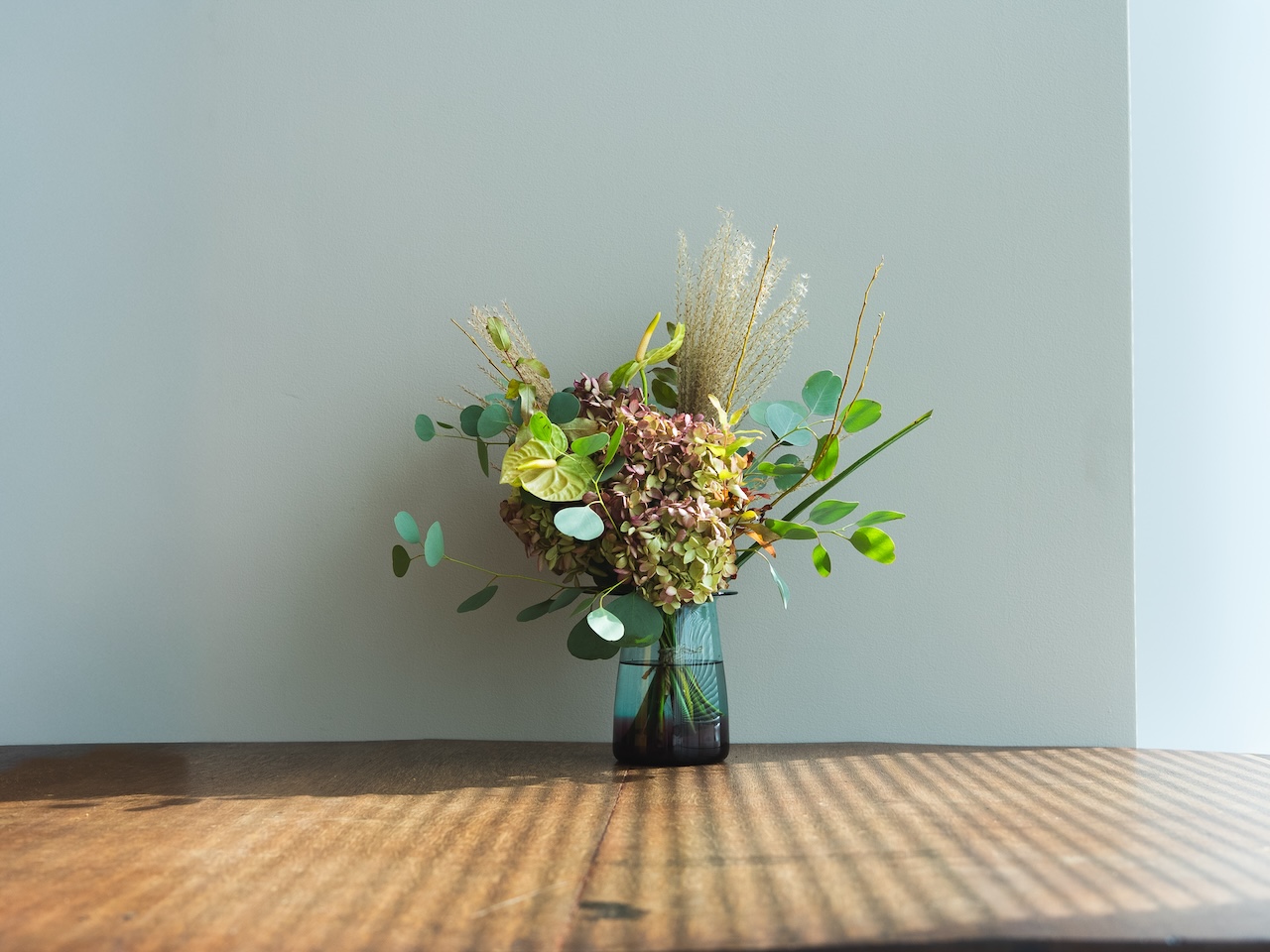 緑の花がある暮らし。-10月お届けのお花のおすすめの飾り方-