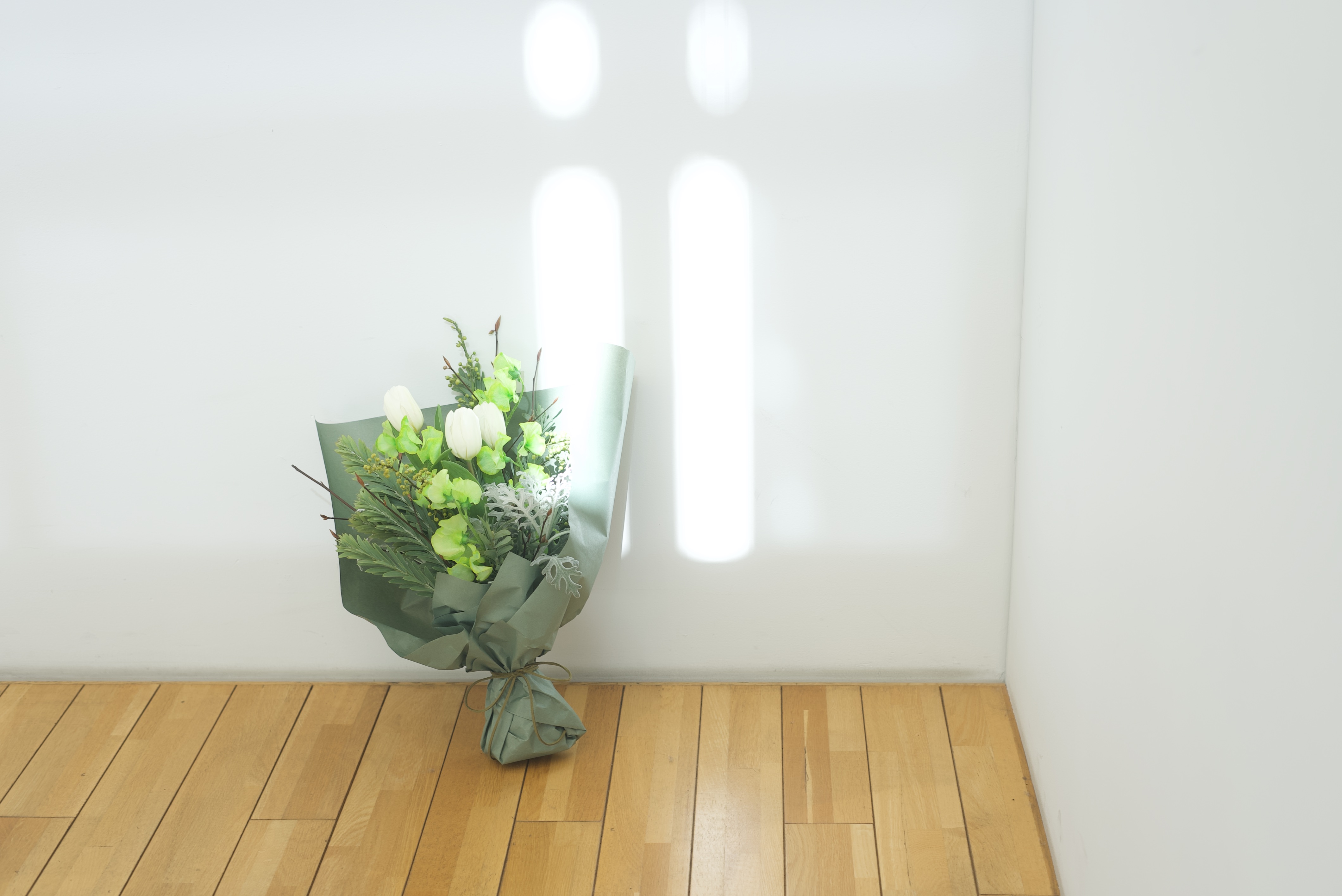 緑の花がある暮らし。-2月お届けのお花のおすすめの飾り方-