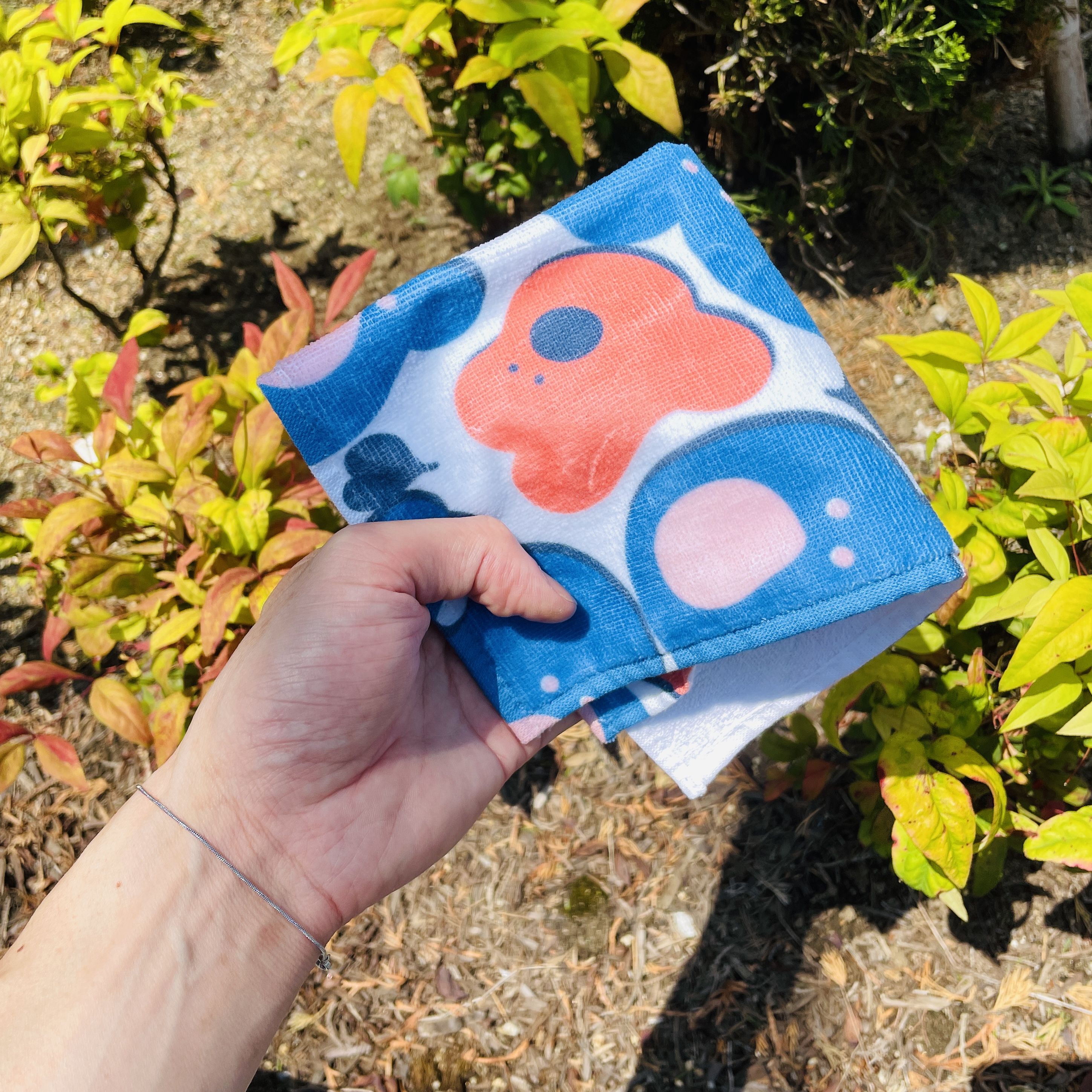 うにょうにょ柄のハンカチが4種類あります！