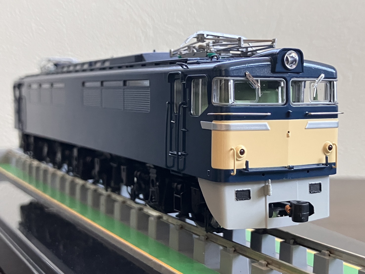 トラムウェイ製 EF61 青15号+正面警戒色クリーム1号 ディティールアップ作業について