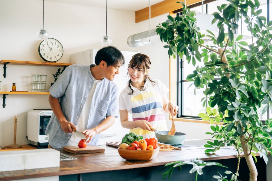 【最新調査】共働き夫婦の「家事負担の偏り」は解消された？〜家事代行が夫婦の笑顔を増やす理由〜