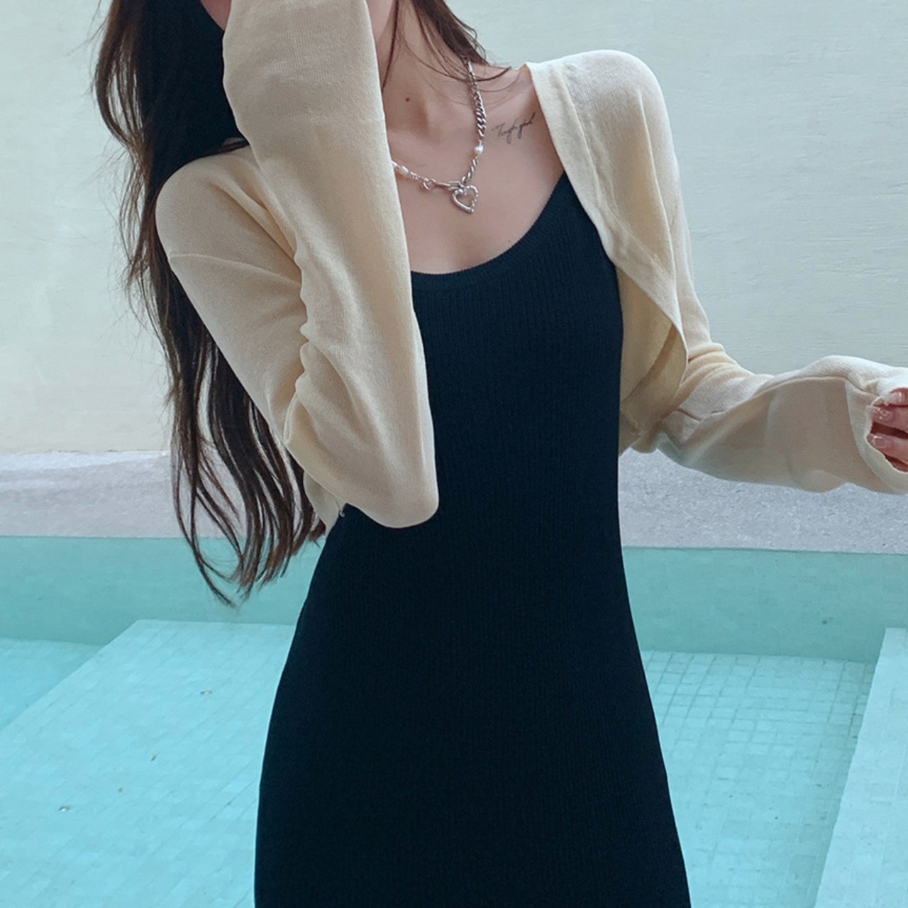 【美容院向きカーディガン】脱ぎやすくて髪が目立たない“賢い服選び”とは？