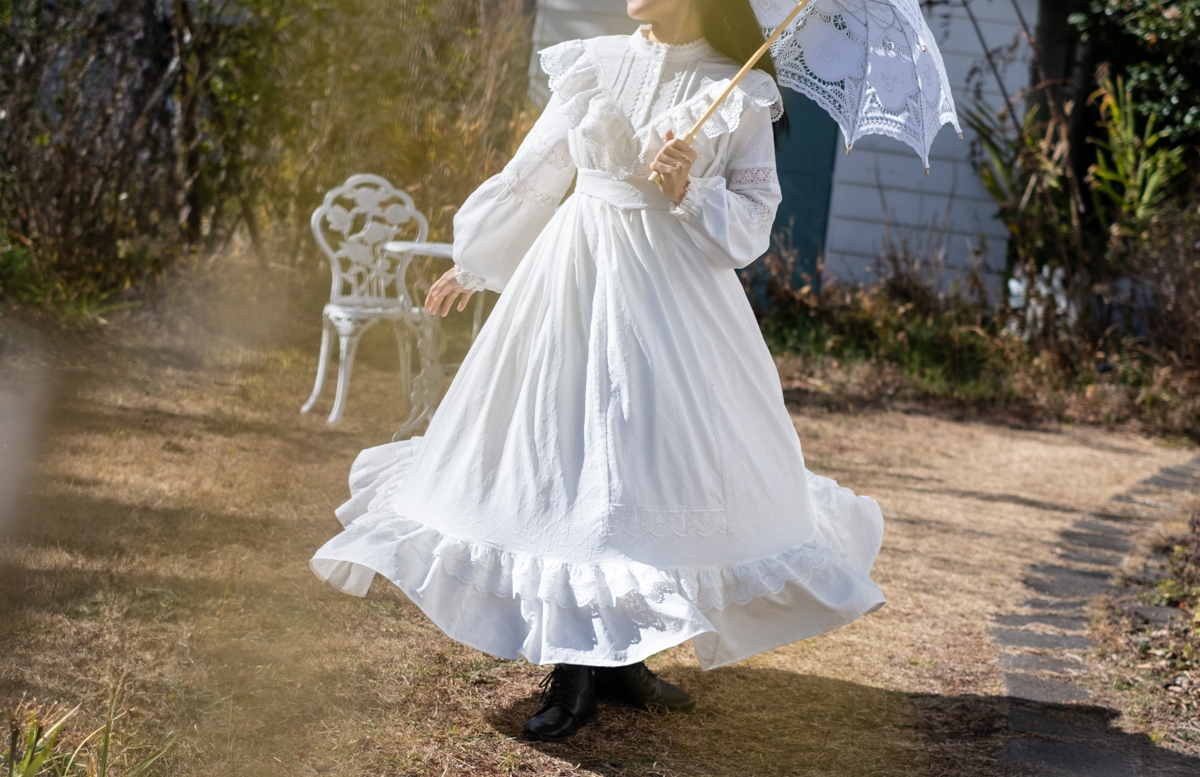 お嬢様、ネグリジェとドレスをご用意いたしました。