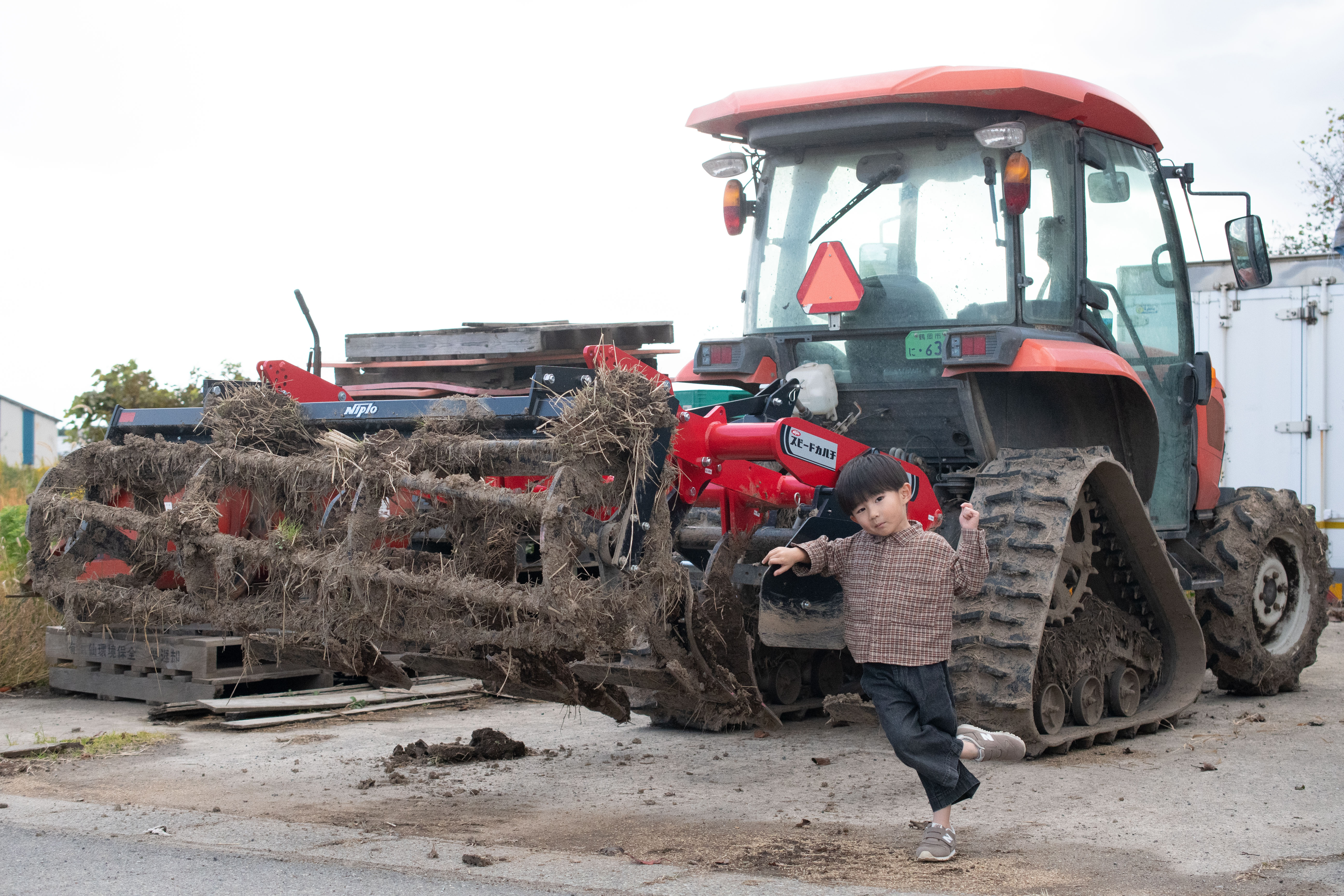 「みてみて、どう?トラクターかっこいいでしょ✨」