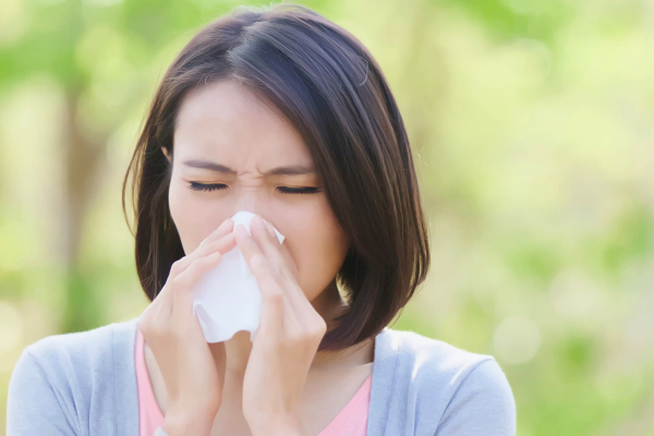 花粉症で眠れない人へ 鼻づまりが「睡眠の質」を下げる理由