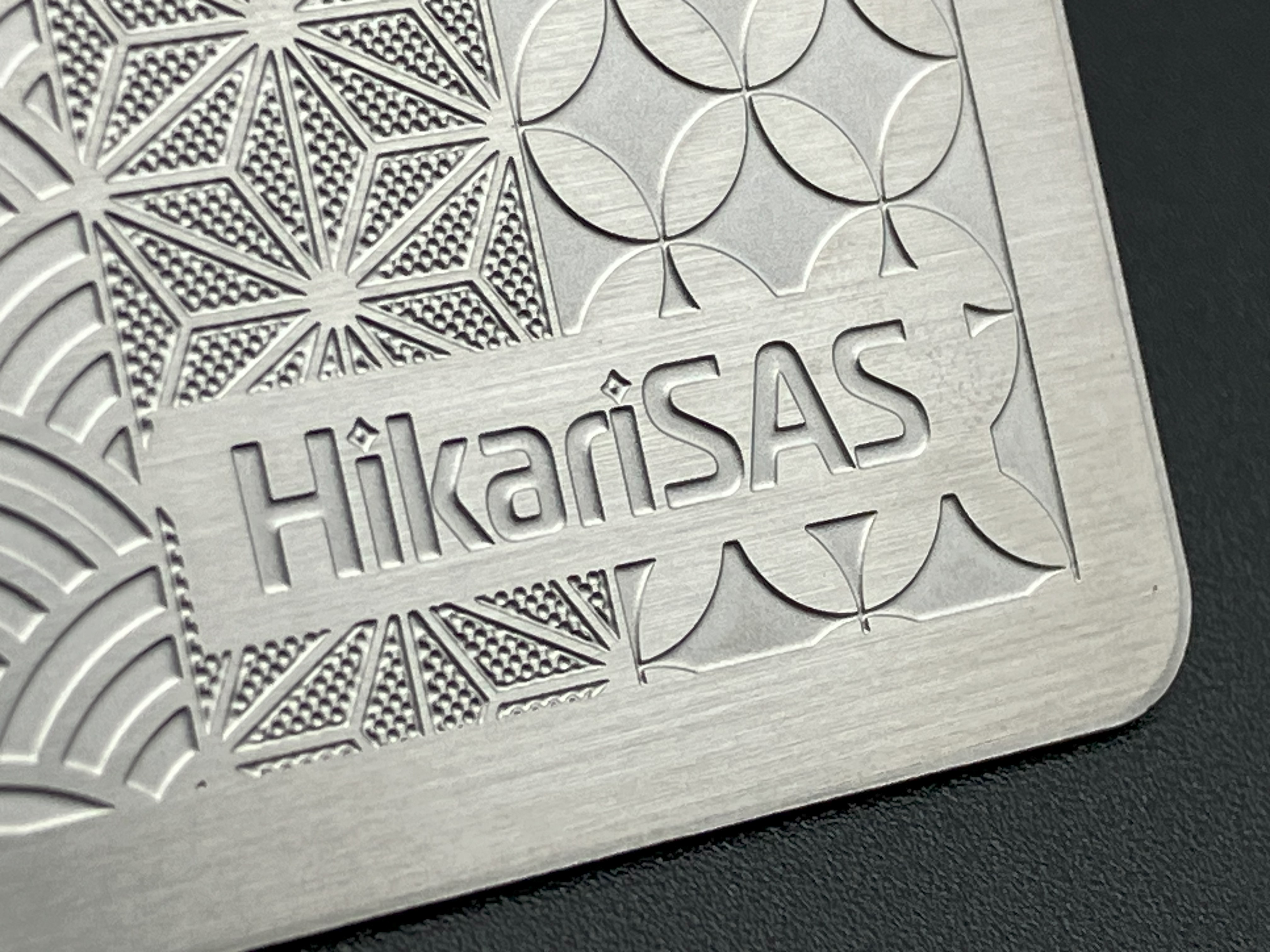 思わず人前で使いたくなるカード型のエッチングミラー登場