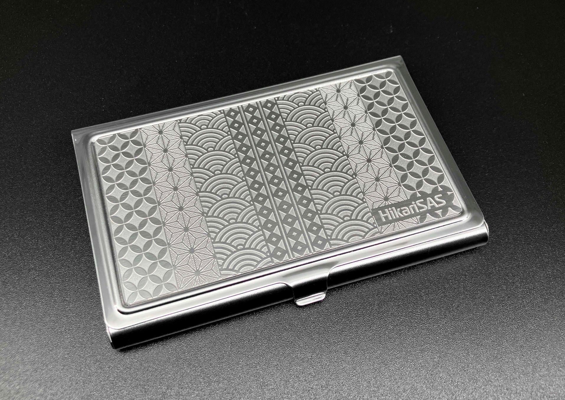 視線が止まる名刺入れの話｜ステンレス×エッチング