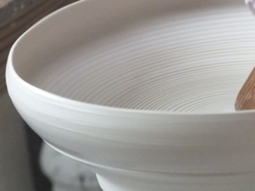 第７３回日本伝統工芸展に「白磁花器」が入選しました。