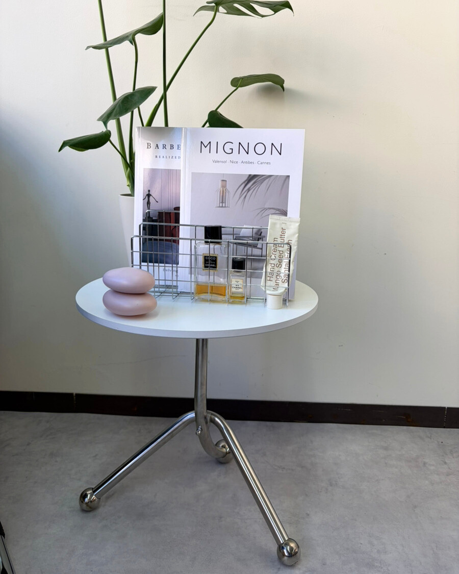 【デザイン脚サイドテーブル】置くだけで“こなれ空間”に。軽やかで洗練されたインテリアアイテム🌿