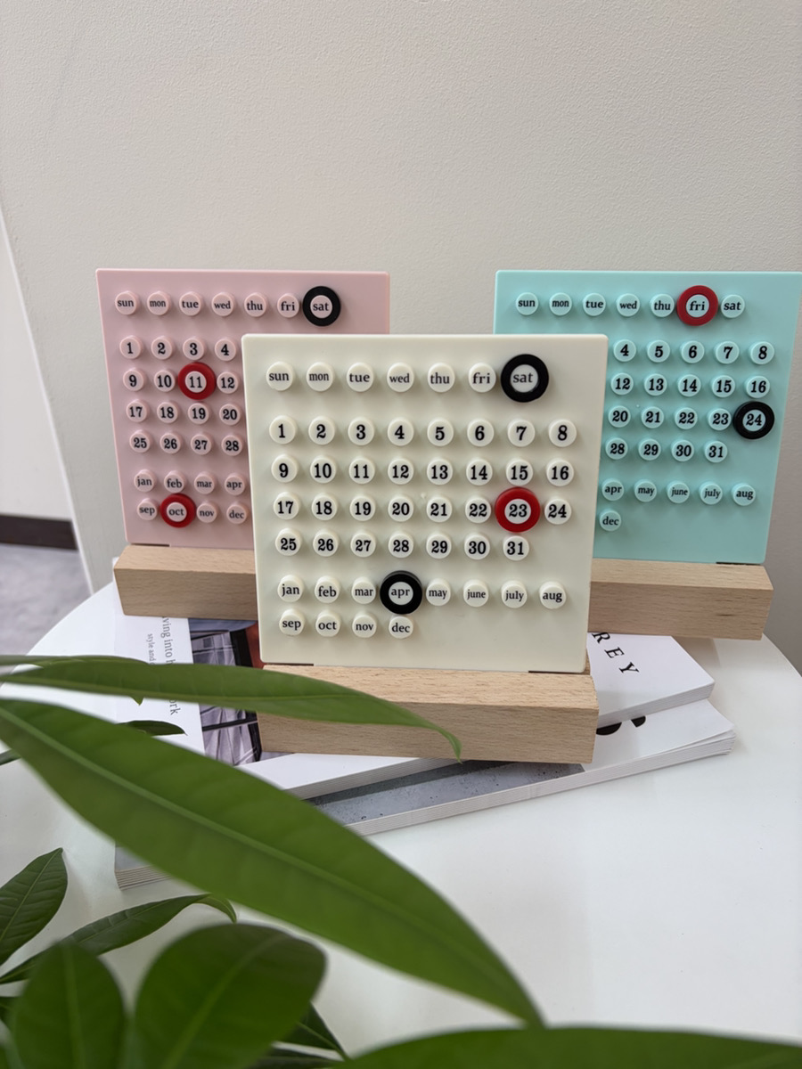 【ウッドスタンド卓上カレンダー】木製スタンドのぬくもりとカラフルカラーで毎日ほっこり💛