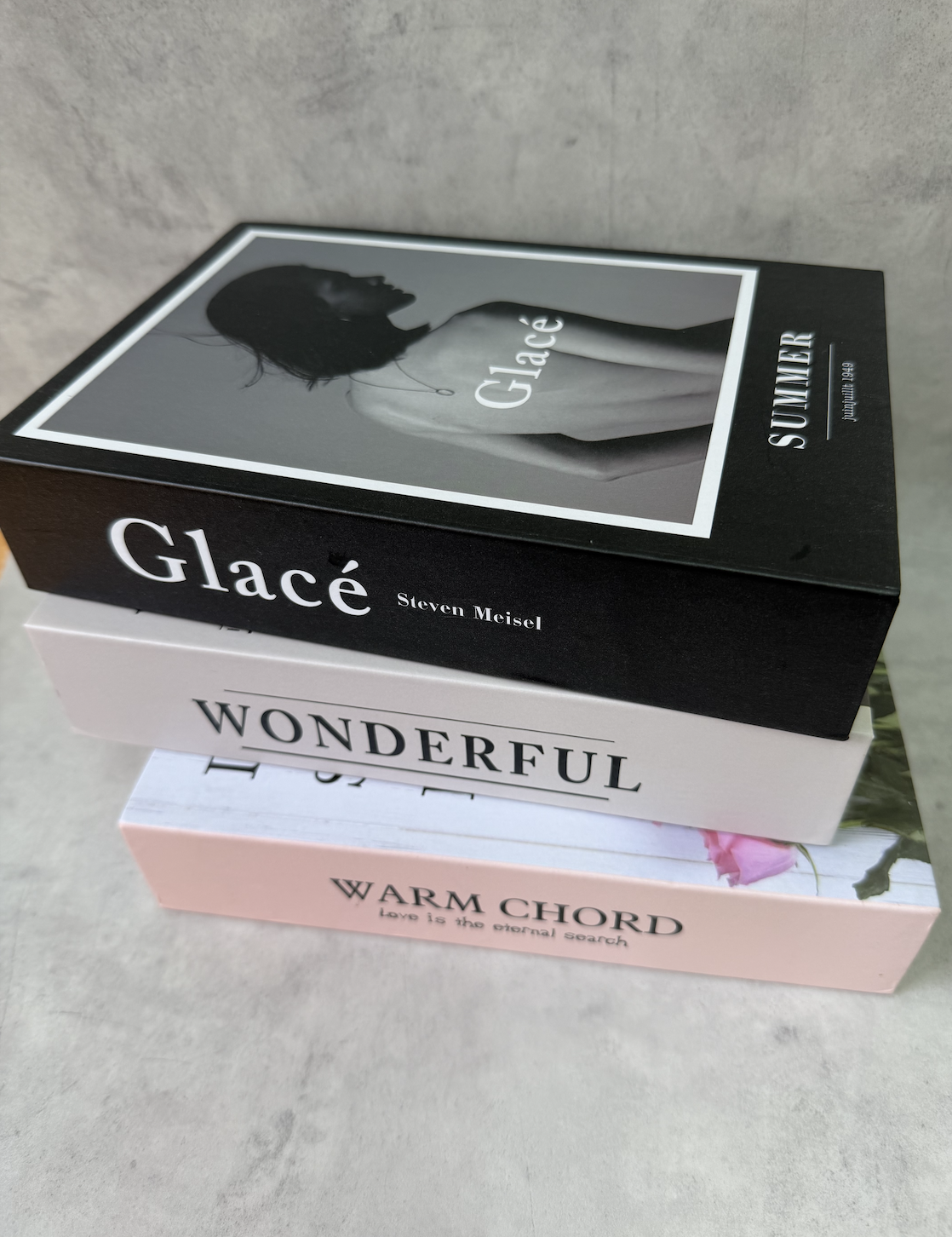 【ブック型収納box】でセンスよく隠す→お洒落度アップ✨