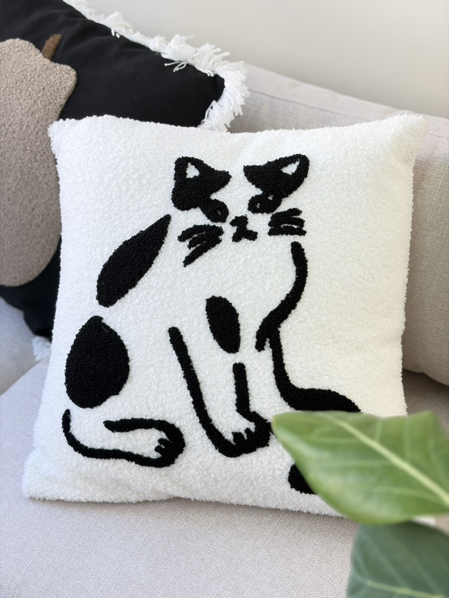 【クッションカバー】ネコちゃんとラフランスのアートなクッションカバー