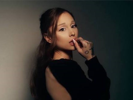 アリアナ・グランデ、自身の音源を流出させたハッカーの身元を特定する情報を入手する許可を獲得