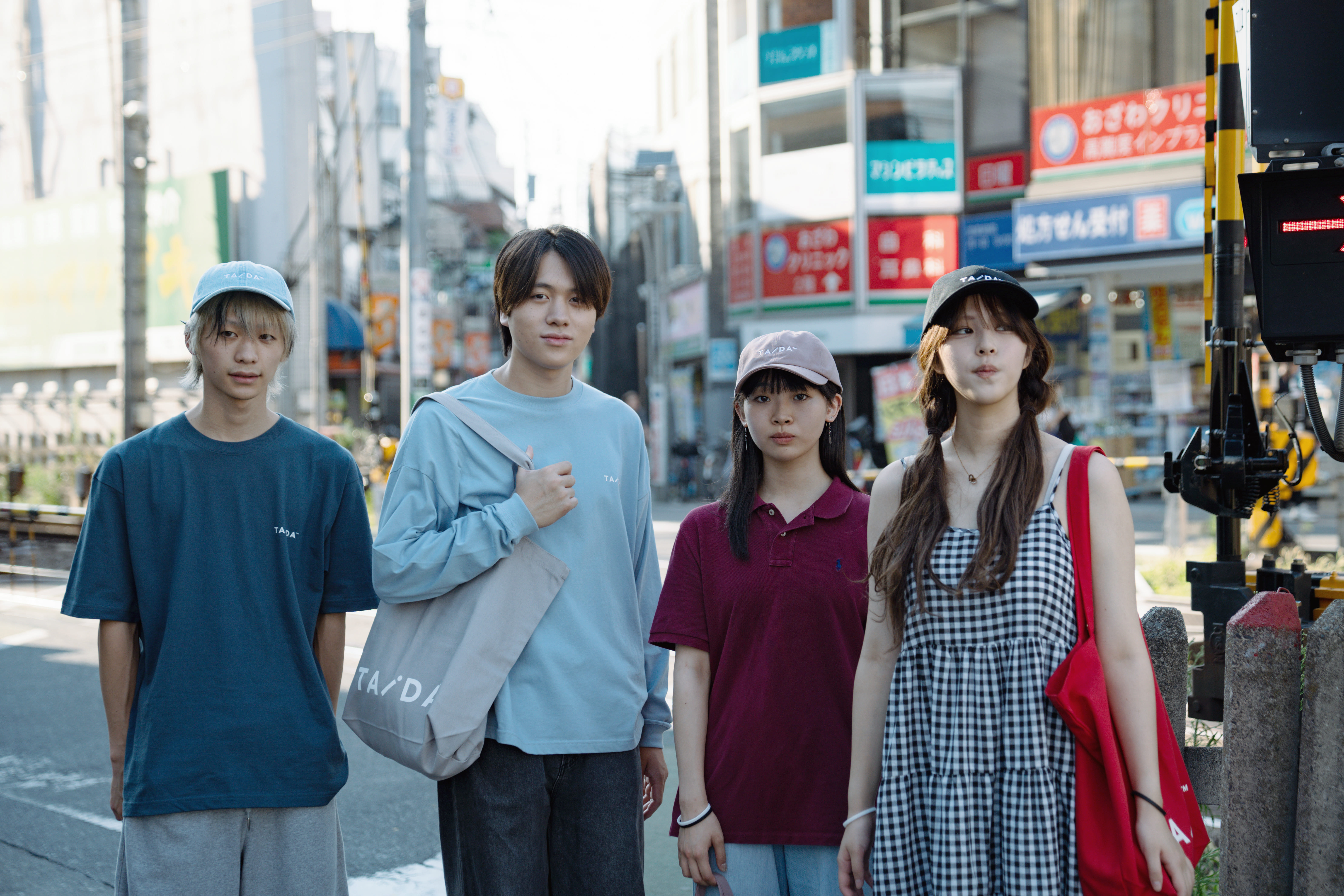 「ロンT一枚でキマる秋」── メンズ・レディース別おすすめコーデと“怠惰ロンT”という選択肢