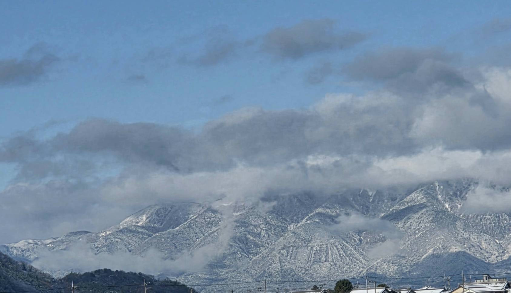 12月27日（土）26日の昼間から27日の朝にかけて、滋賀県の琵琶湖にも、かなりの雪が降りました。