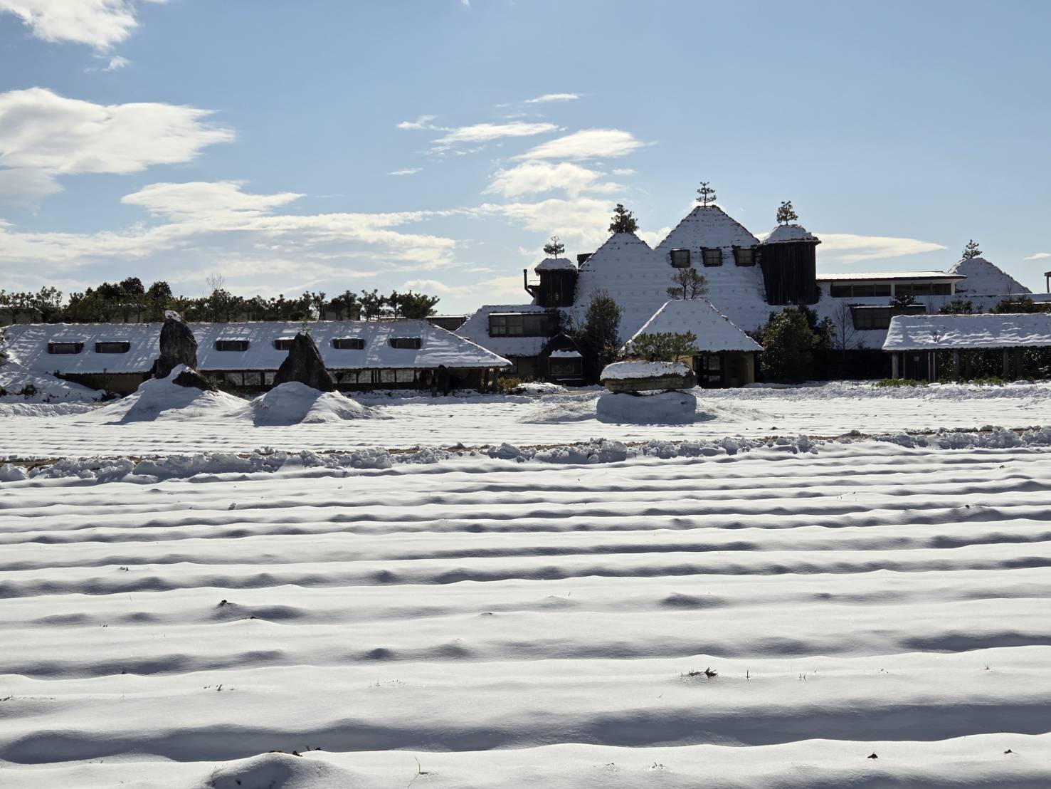 1月23日（金）滋賀県近江八幡市にある「ラコリーナ」に行ってきました。前日降った雪が積もっています。