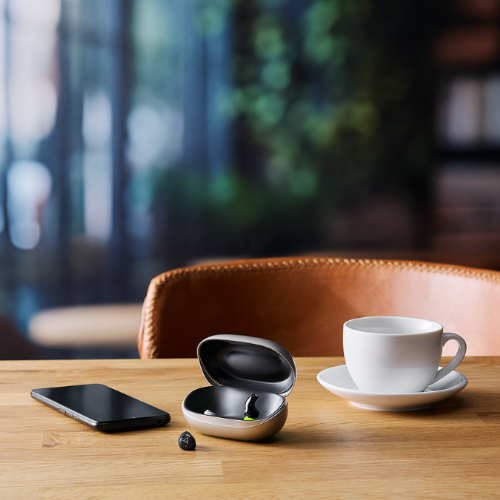 耳にぴったり、電池いらず。フォナック初の充電式オーダーメイド補聴器「バート I-R」誕生