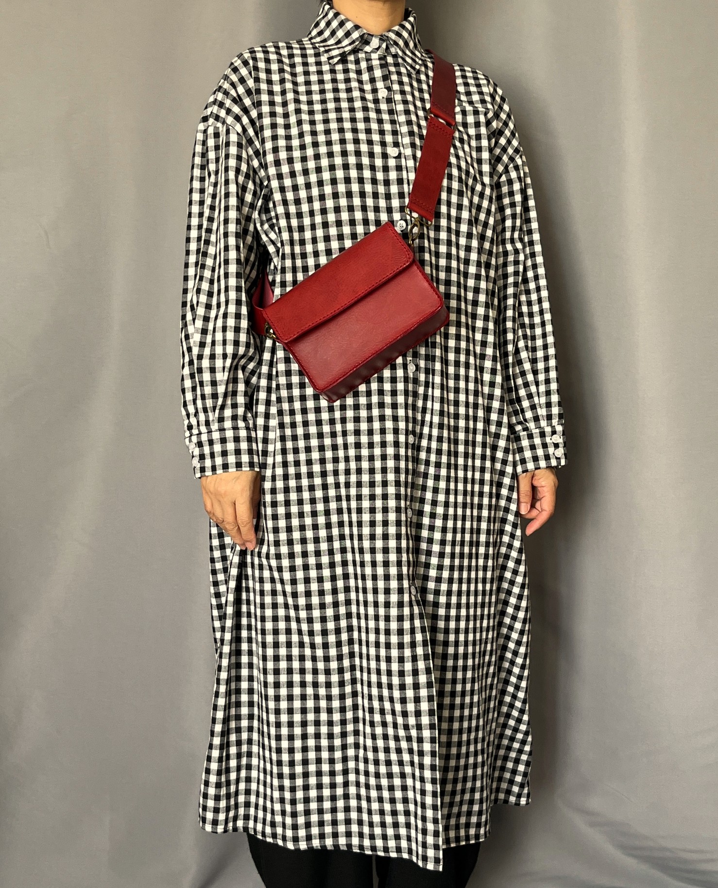 ボルドーカラーのボディバッグ