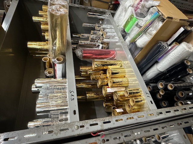 一枚ずつ丁寧に、箔を押しています