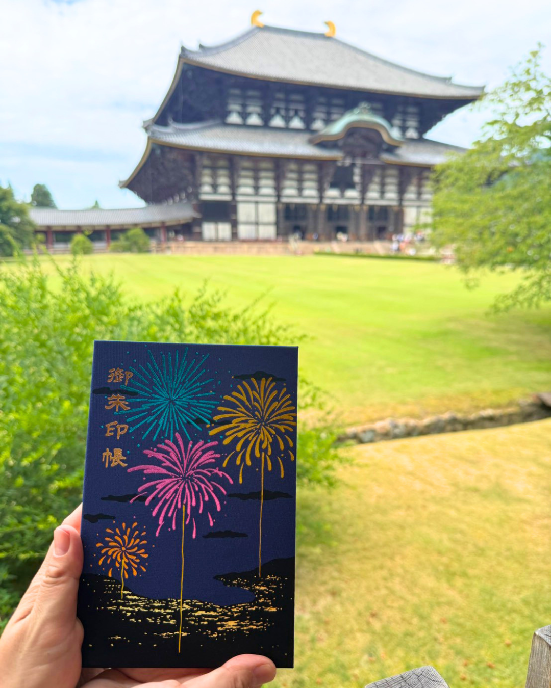 御朱印帳を持って東大寺へ。奈良公園で鹿さんとも記念撮影