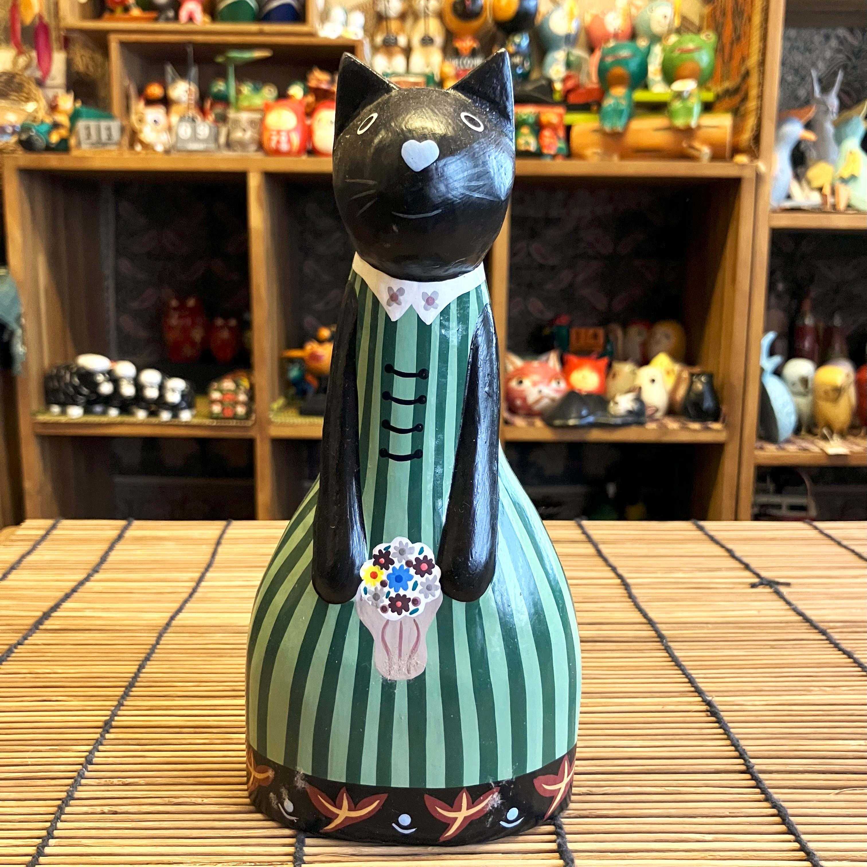 ワンピースの黒ネコさんをご紹介します
