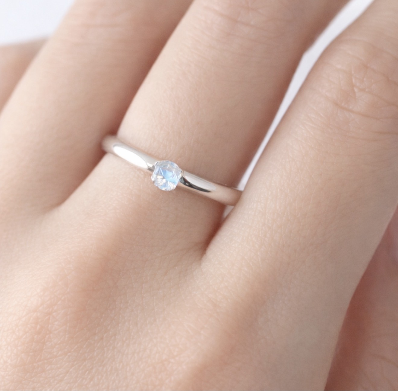 華奢なのに印象に残る。一粒リングが人気の理由