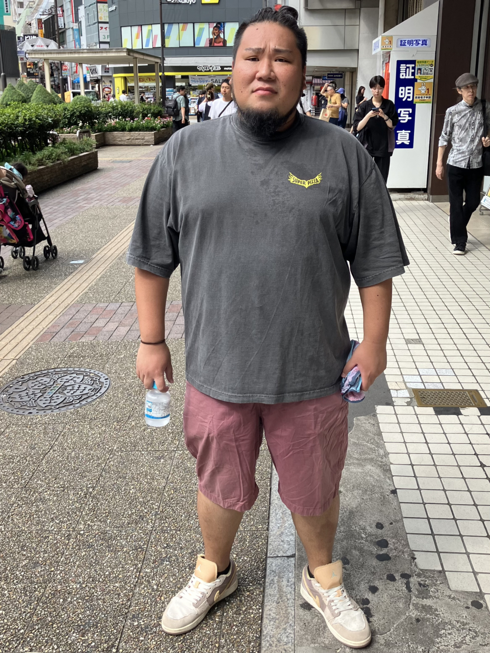 XLサイズ登場！176cm・130kgのモデルもしっかり着られるSUPER PIZZA のTシャツ