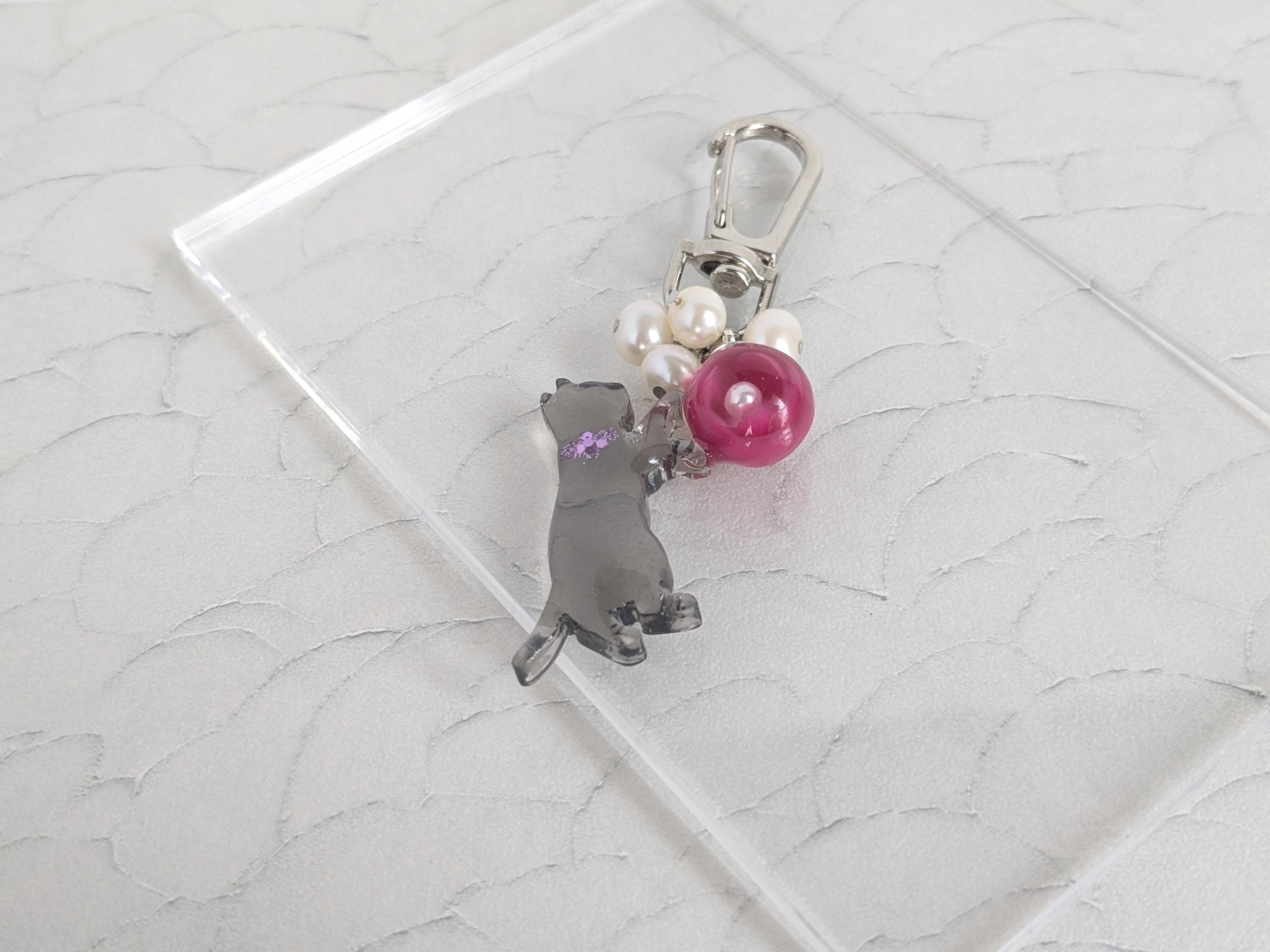 フラワーボールで遊ぶねこのチャーム