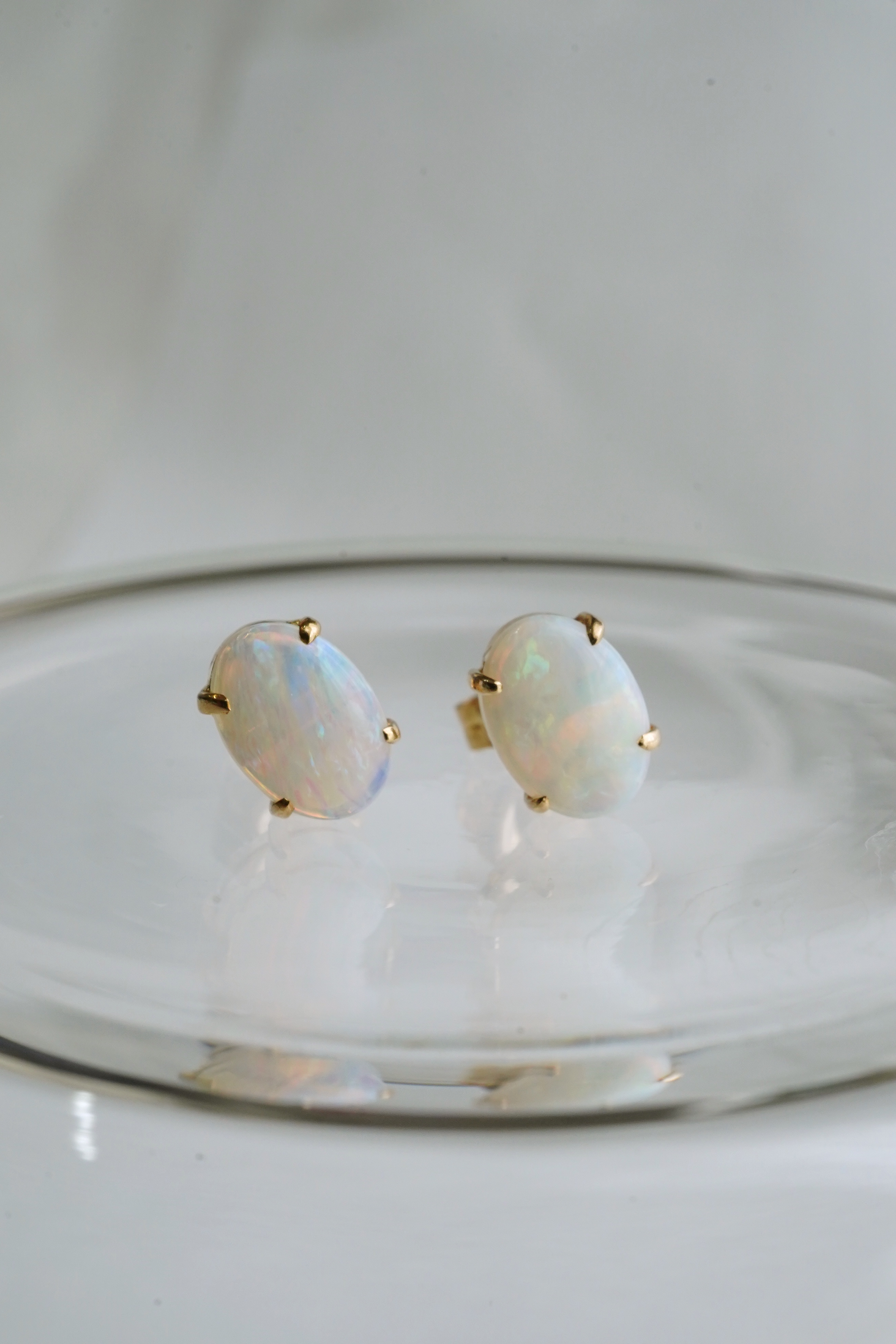 10月の光を耳もとに —— オパールのピアスがくれる小さな魔法