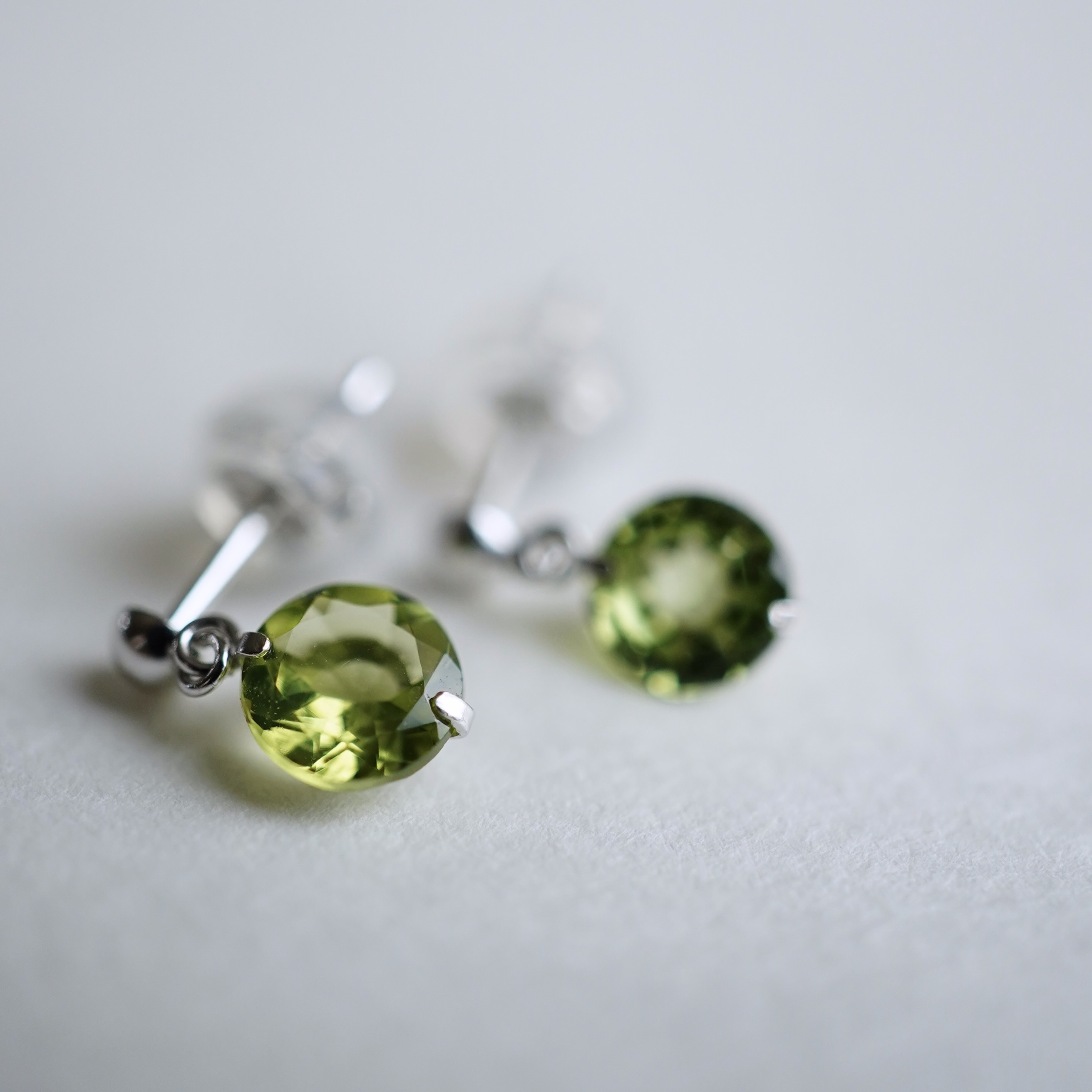 緑の息吹を纏う – 8月の誕生石ペリドットの物語