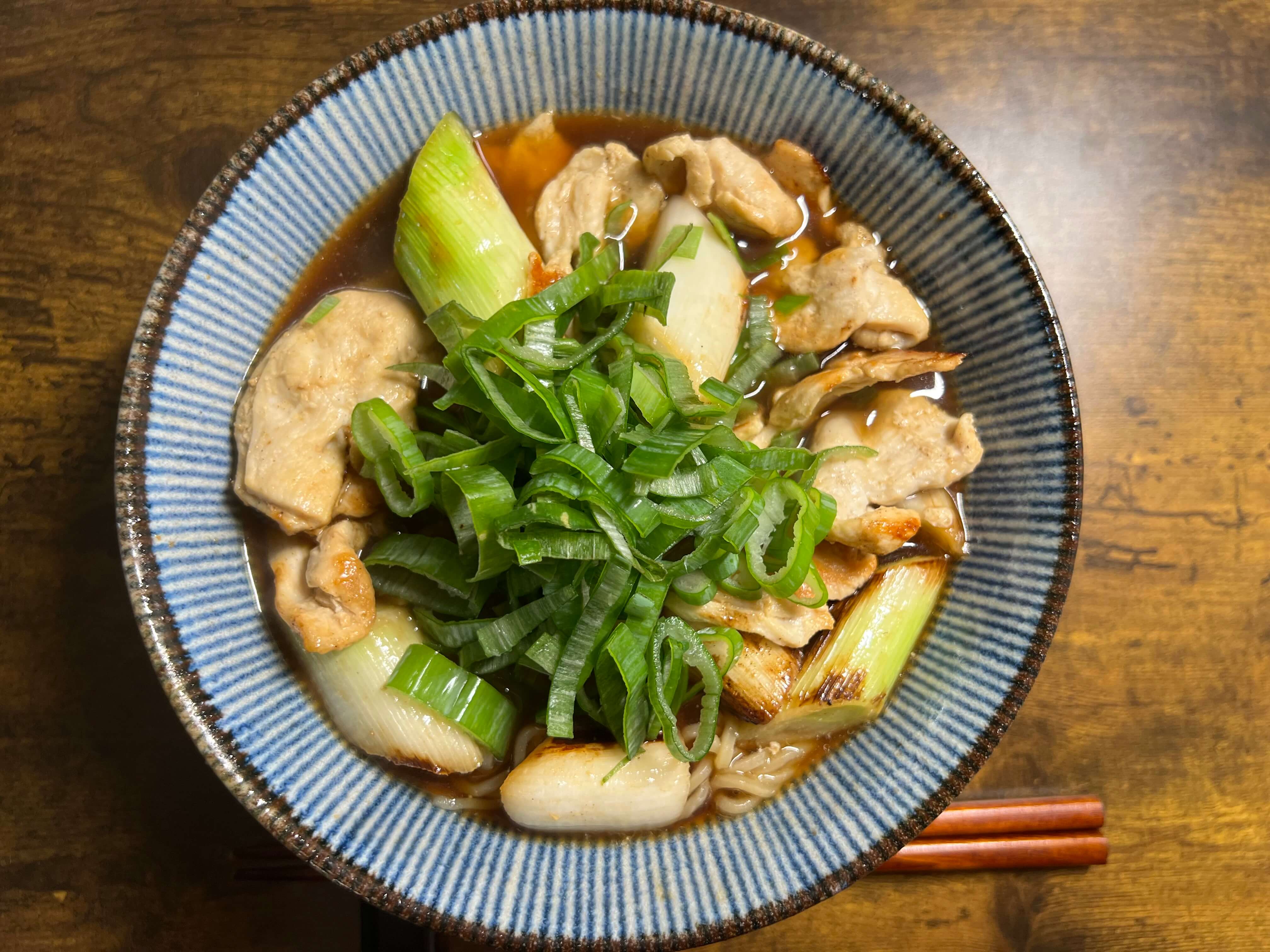 【具材レシピ】青森煮干しラーメンを格上げ!香り引き立つ「長ねぎと鶏むね肉のあっさり塩炒め」