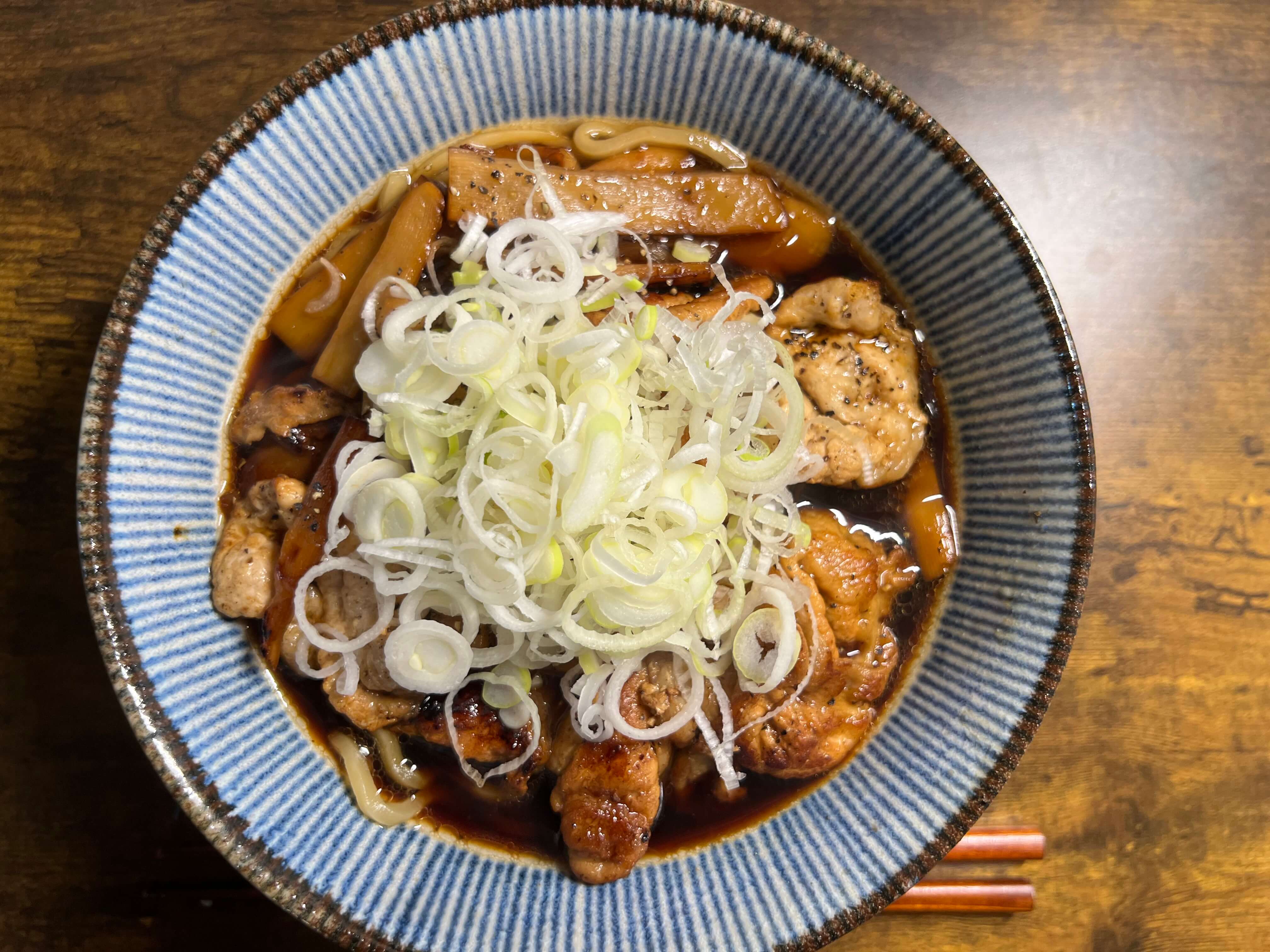 【具材レシピ】富山ブラックラーメンを“本場風”に!簡単「豚バラとメンマの黒胡椒炒め」