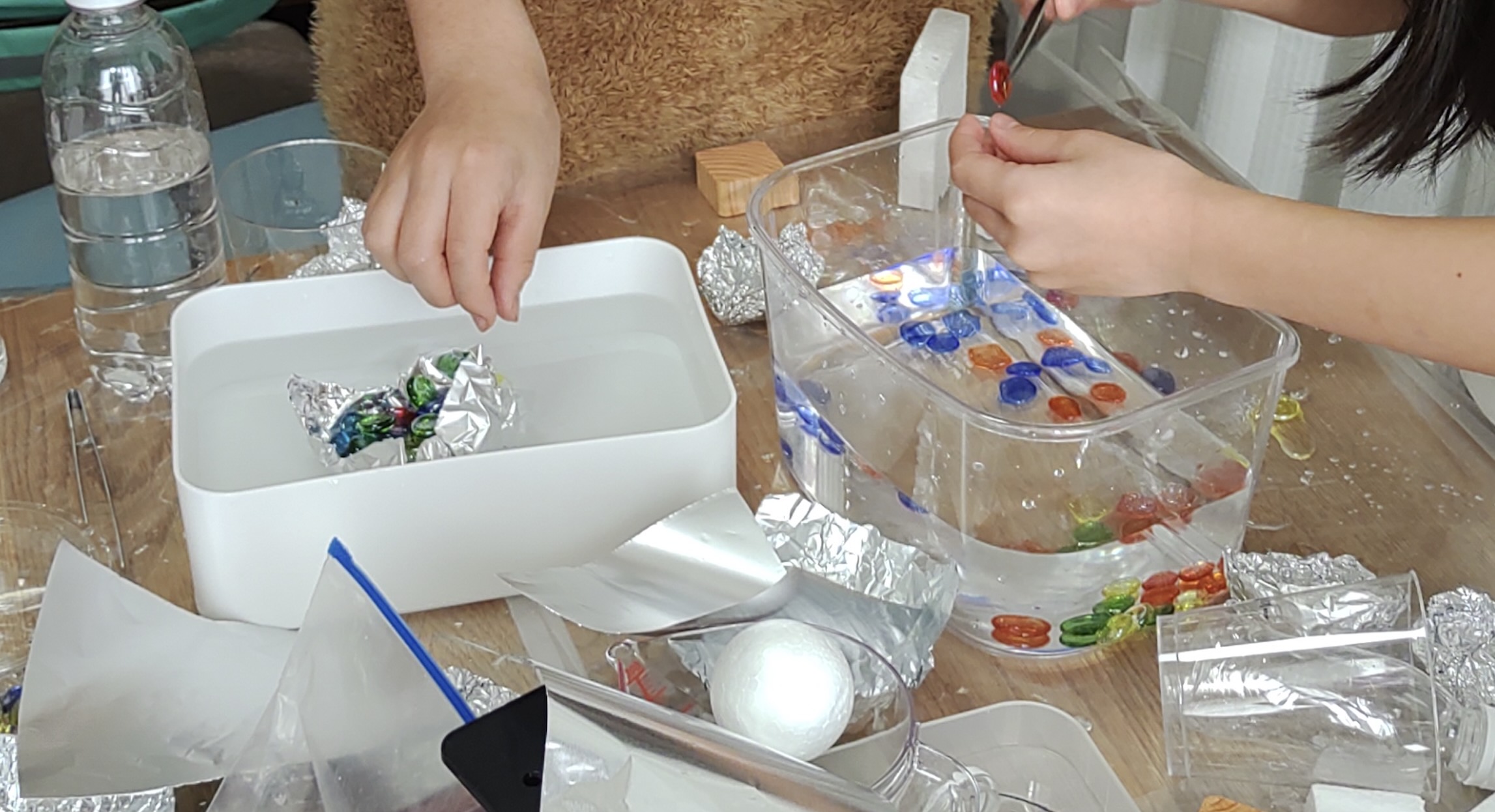 ホイルの船に60個のおはじき!