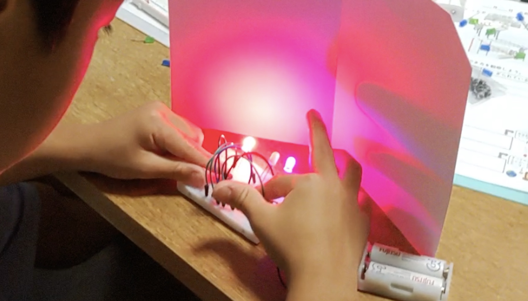 LEDで作る「赤い影」