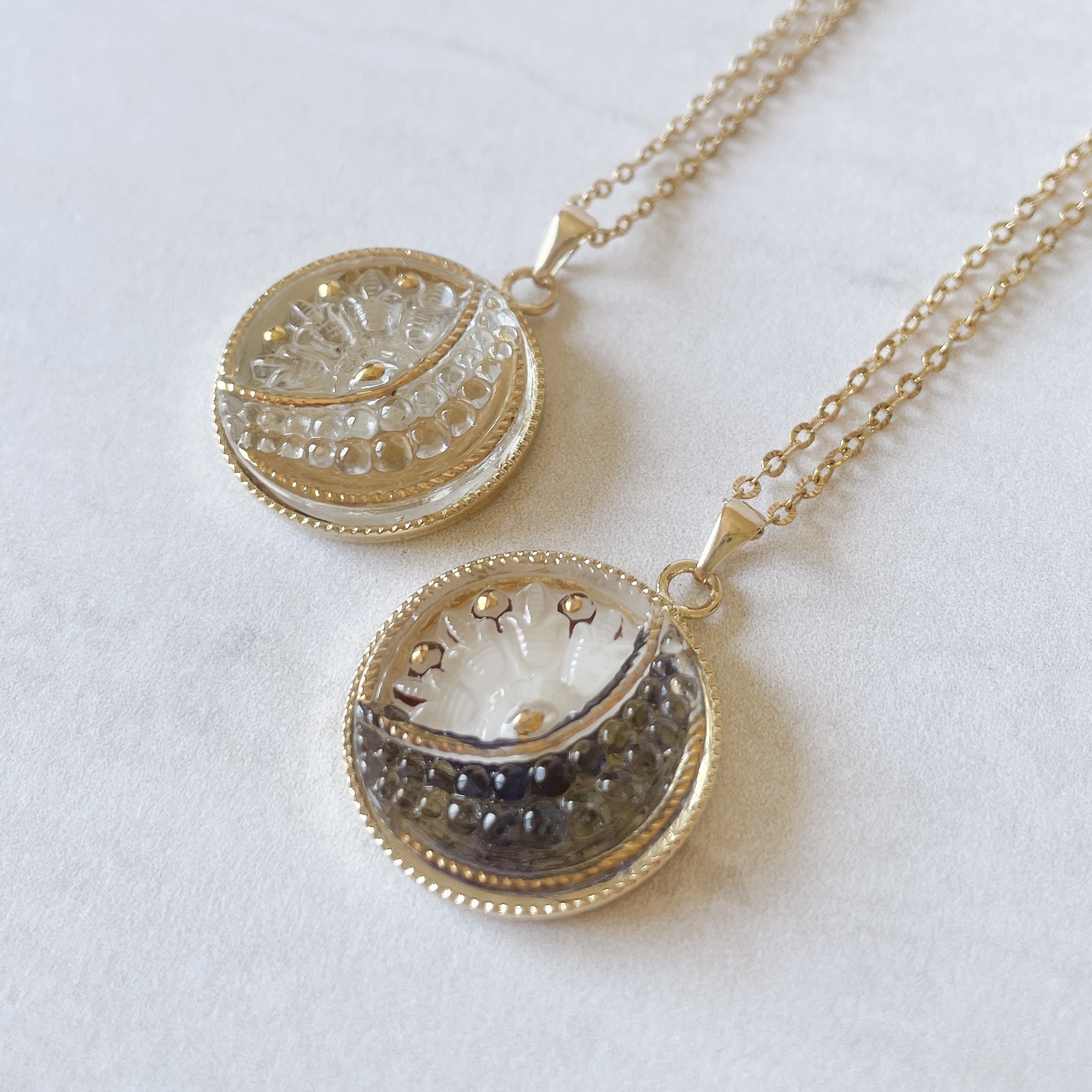 チェコガラスボタンの月モチーフネックレス|ゴールドムーンとブルームーン、2つの魅力