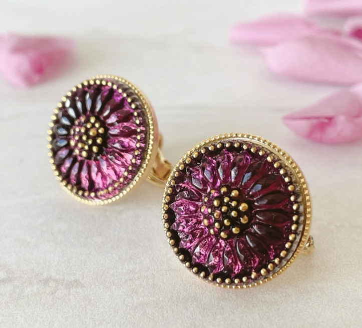 静かな輝きをまとう、深紫のチェコガラスボタンアクセサリー