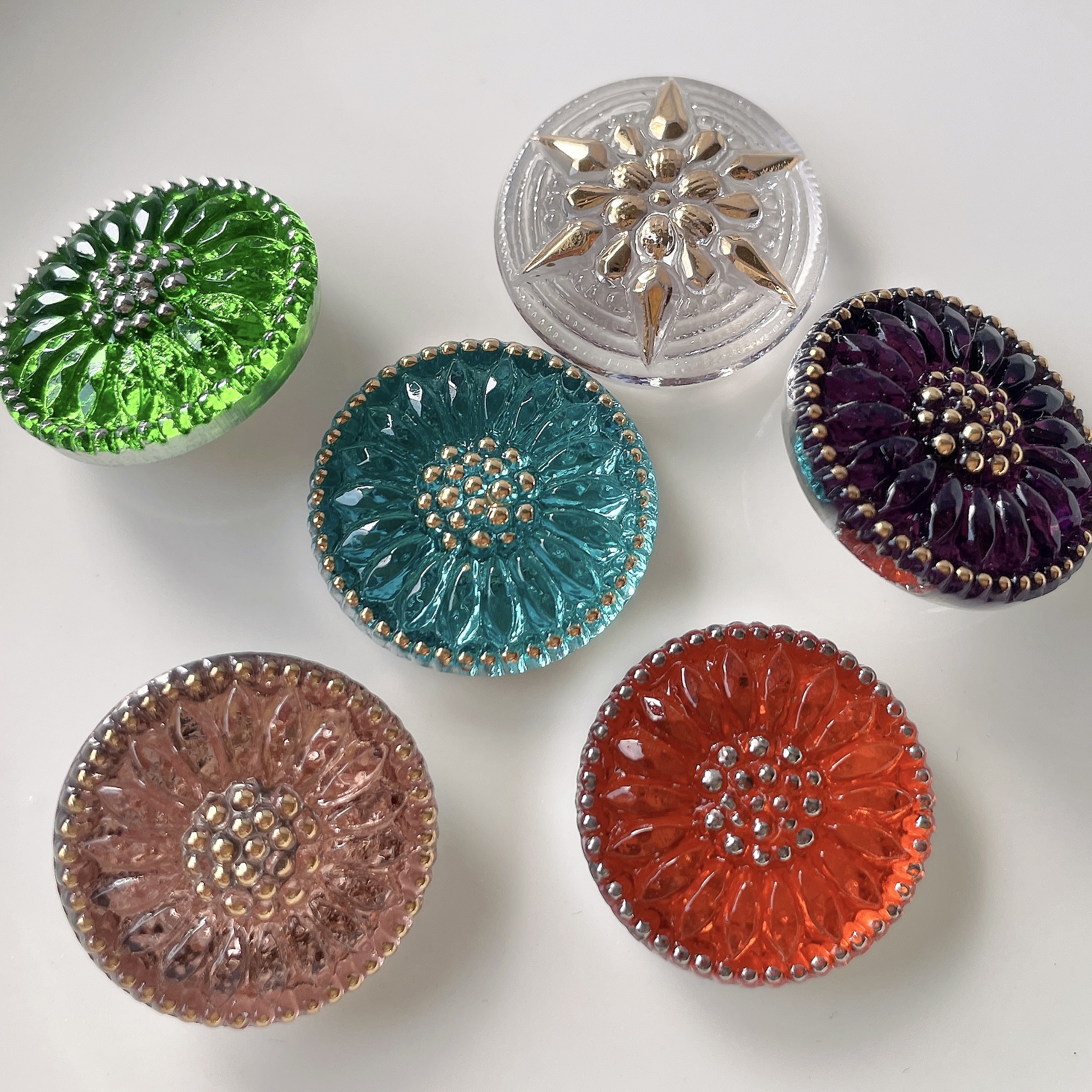 チェコガラスボタンとは?アクセサリーで楽しむ小さな芸術品の魅力