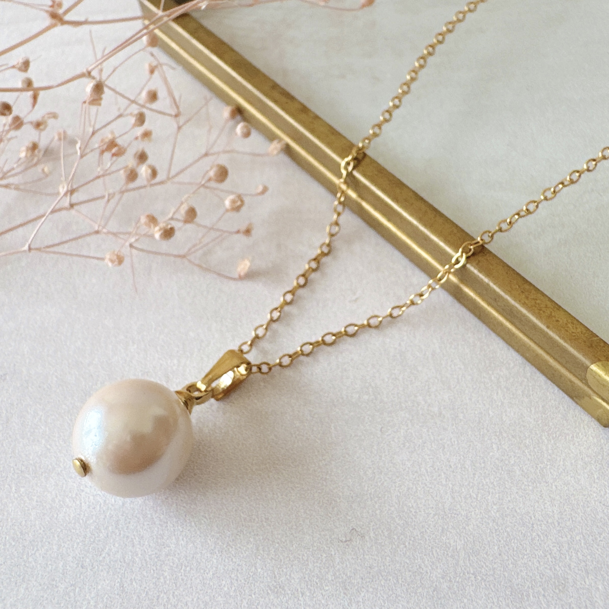 桜の季節を思い浮かべながら作った、一粒パールのネックレス