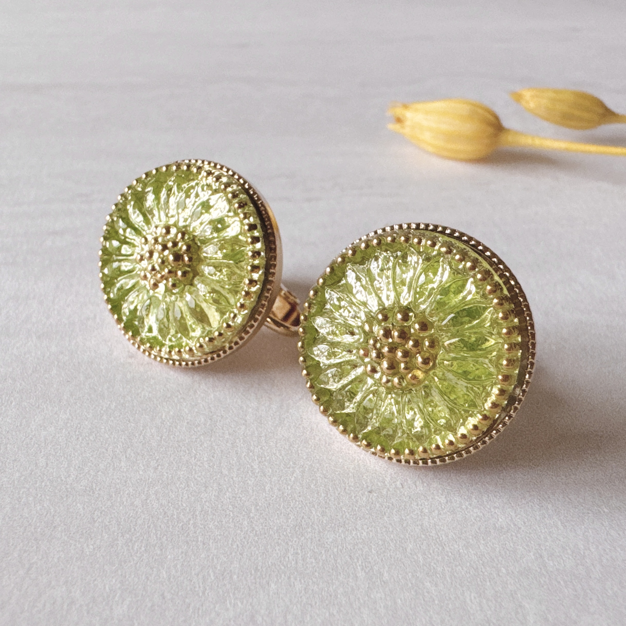 春の光を映すチェコガラスボタン|イエローグリーンのアクセサリーシリーズ
