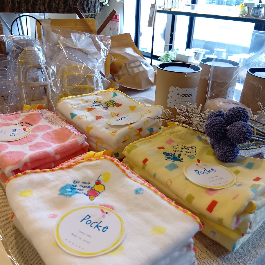 「待ち時間もたのしみに。」カフェのそばにある雑貨コーナー