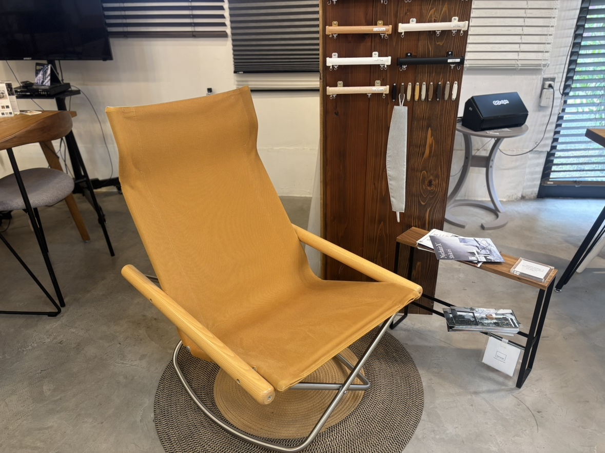 座った瞬間、ほっとする。ニーチェアエックス ロッキングあります!